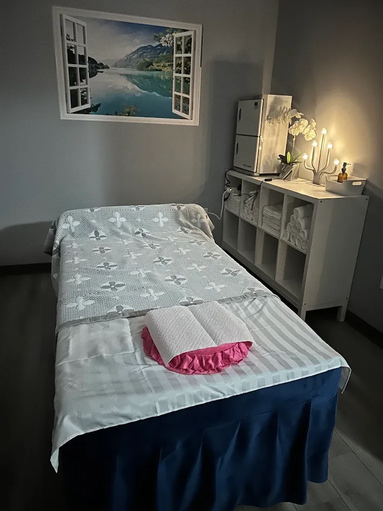 Calm massage treatment room near Chantilly, VA
